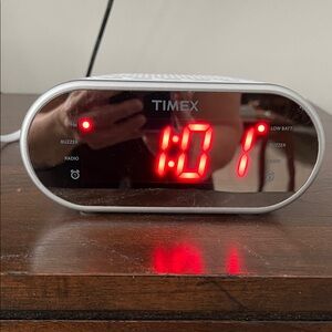 Timex white dual alarm AM/FM Clock Radio w/Red LED Display & mirror finish EUC